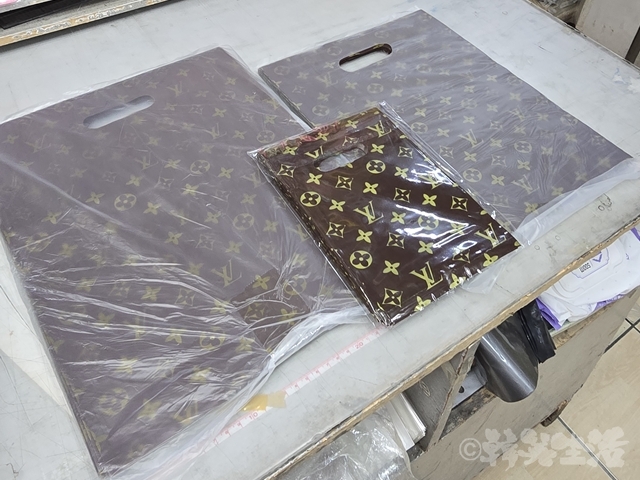 南大門　なんちゃって　ヴィトン　パロディ　ビニール袋