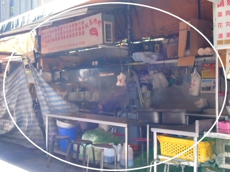 台湾グルメ　台北の朝食　善導寺　以馬内利　ビーフン　焼きそば　鮮魚湯　スープ