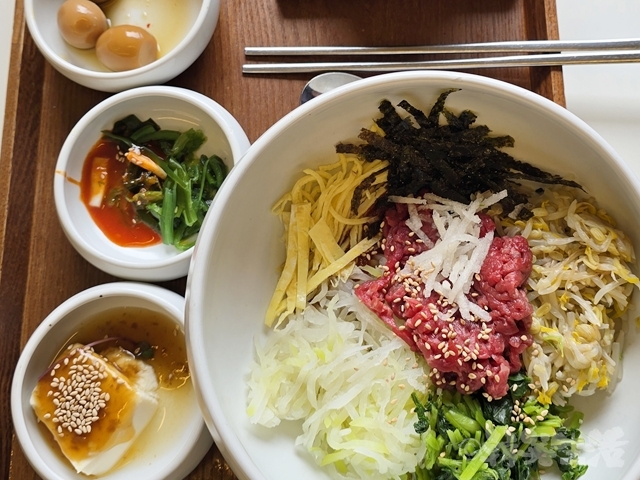 韓国グルメ　市庁　咸平チッ　ハムピョンチプ　ユッケ定食