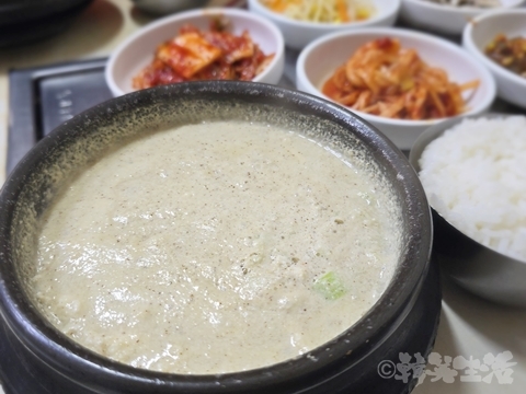 東大門　コンマウル食堂　チゲ　エゴマ