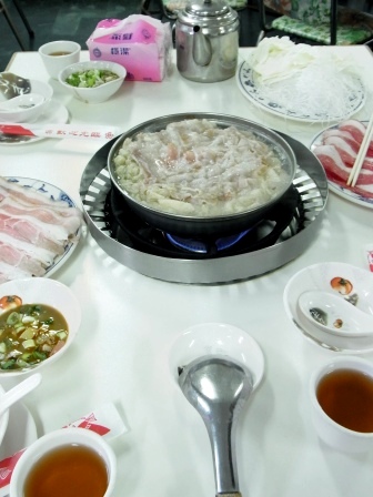 酸菜白肉火鍋-テーブル