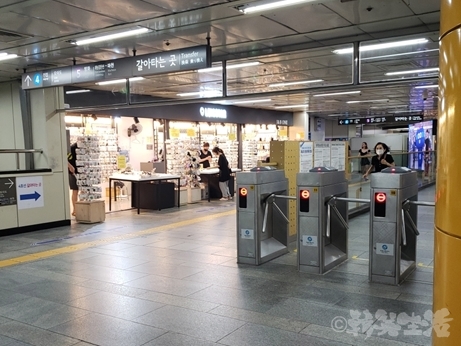 韓国　スマホグリップ　スマホリング　グリップトック　東大門　駅ナカ