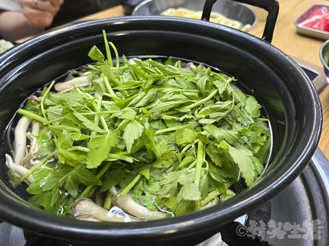 韓国グルメ　東大門　チョンドミナリ食堂　ミナリのしゃぶしゃぶ