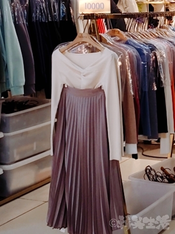 南　地下ショッピング街　洋服　韓国ファッション　プリーツ　スカート