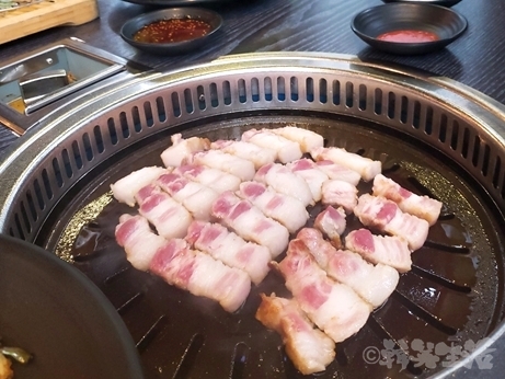 新大久保　ヨプの王豚塩焼　熟成肉専門店　サムギョプサル
