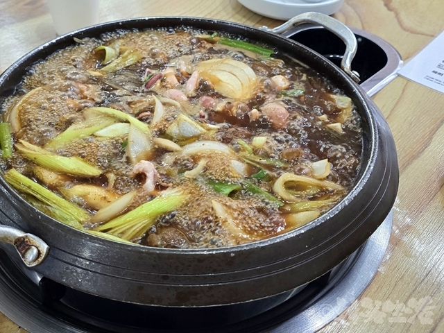 韓国グルメ　明洞　乙支路チョンジュオク　イカとカルビ