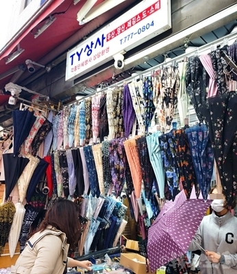 ソウル　南大門　傘　日傘　雨天兼用　市場