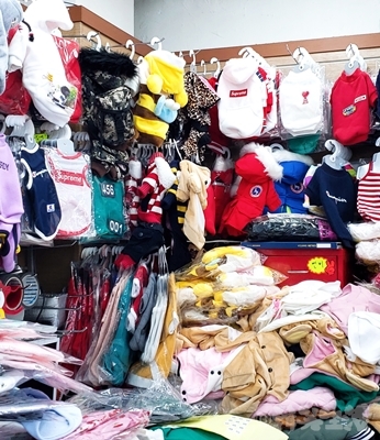 韓国　ソウル　南大門　ペット用品　犬の洋服　市場