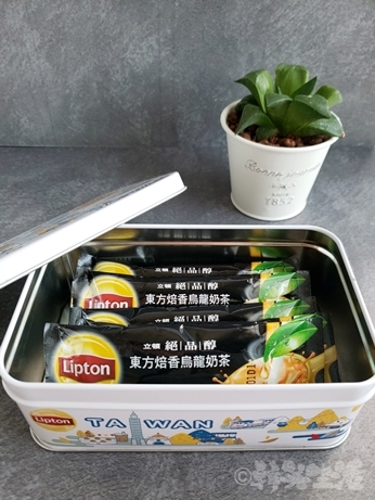 台湾土産　リプトン　立頓　ウーロンミルクティー　缶入り