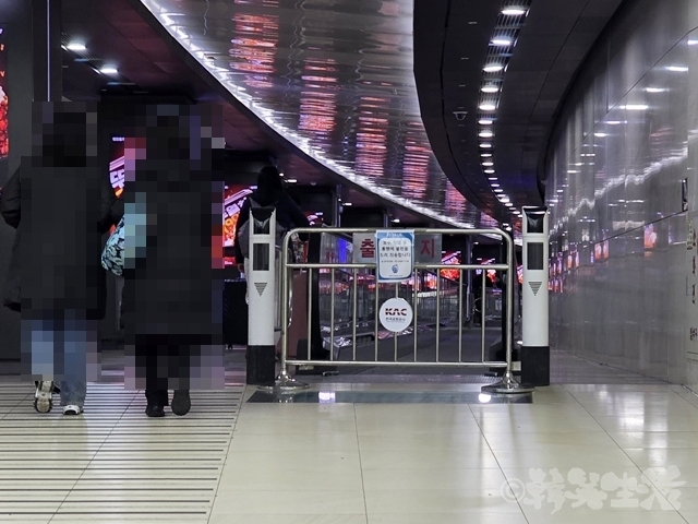 金浦空港　動く歩道　工事中