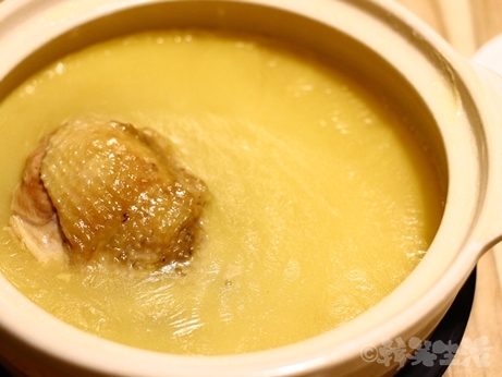 台湾グルメ　台北　信義安和　鶏スープ　鶏窩砂鍋　コラーゲン