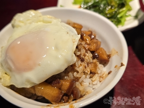 台湾グルメ　魯肉飯　台北駅　大稻埕魯肉飯　行列　人気店