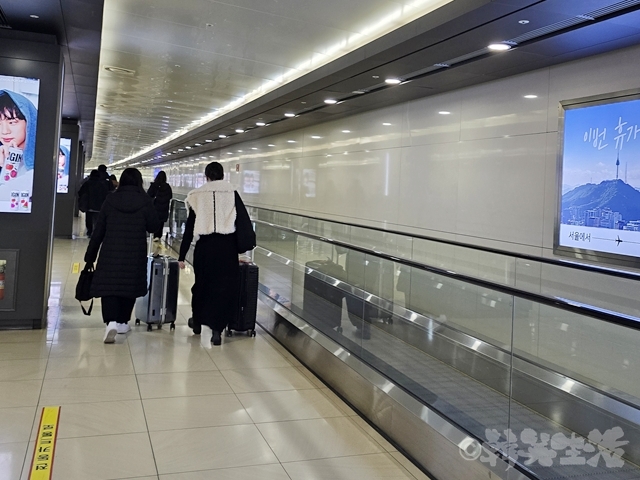 金浦空港　動く歩道　工事中