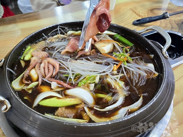韓国グルメ　明洞　乙支路チョンジュオク　イカとカルビ