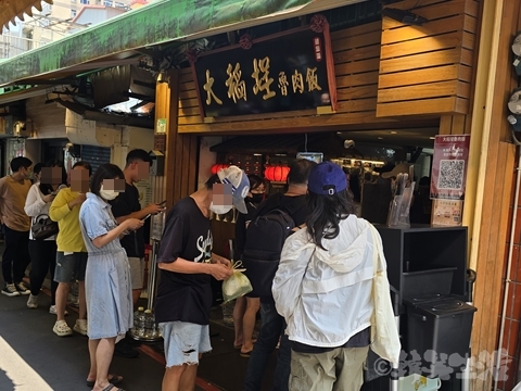 台湾グルメ　魯肉飯　台北駅　大稻埕魯肉飯　行列　人気店