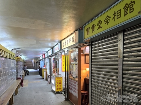 台北　行天宮　占い横丁
