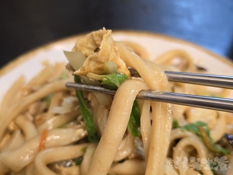 台湾グルメ　大安　山西御品刀削麵館　刀削麺　牛肉湯　木須炒刀削麺