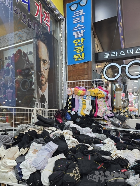 南大門　クリスタルメガネ　靴下　なんちゃって　パロディ