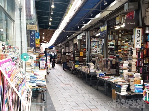 釜山　散歩　釜山歩き　宝水洞古本屋市場　本の市場