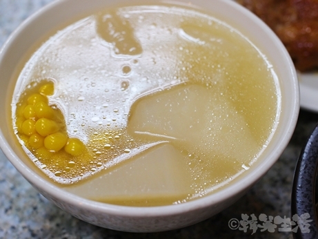 台湾グルメ　台北　排骨飯　中山　赤峰街無名排骨飯　日替わりスープ　鶏肉　トウモロコシ
