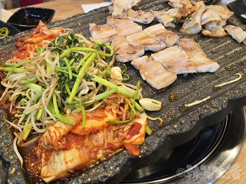 "大地食堂　ミナリサムギョプサル　セリのサムギョプサル　明洞