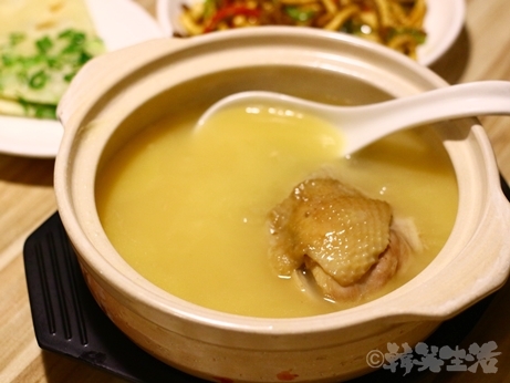 台湾グルメ　台北　信義安和　鶏スープ　鶏窩砂鍋　コラーゲン