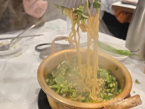 草を食べる豚 弘大入口 ミナリサムギョプサル  ミナリラーメン
