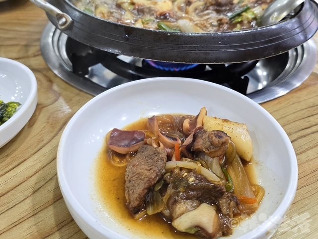 韓国グルメ　明洞　乙支路チョンジュオク　イカとカルビ