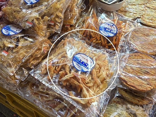 中部市場　乾物　サゴリミョルチ　ドライフルーツ