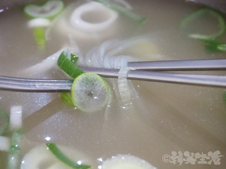 ソウル　タッコムタン　鶏の水炊き　スープ