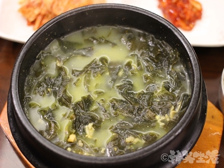 明洞　韓国グルメ　わかめスープ　アワビ