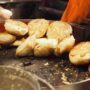 行列に並んで人気の胡椒餅を味わう夜＠台北・饒河街観光夜市